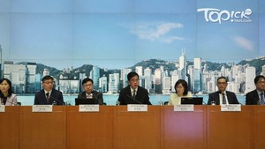  (左起)運輸及物流局常任秘書長陳美寶。 運輸及物流局局長林世雄。 勞工及福利局局長孫玉菡。 財政司副司長黃偉綸。 發展局局長甯漢豪。 發展局常任秘書長（工務）劉俊傑。 勞工處副處長（勞工事務行政）何錦標。 陳靜儀攝