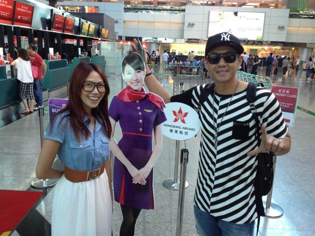 大牙指當時與黑人一同到香港錄製節目《18/22》。