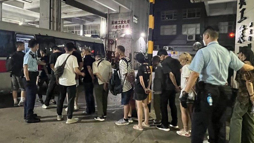 警方突擊搜查興業街一單位，檢獲市值5.6萬元毒品（警方圖片）