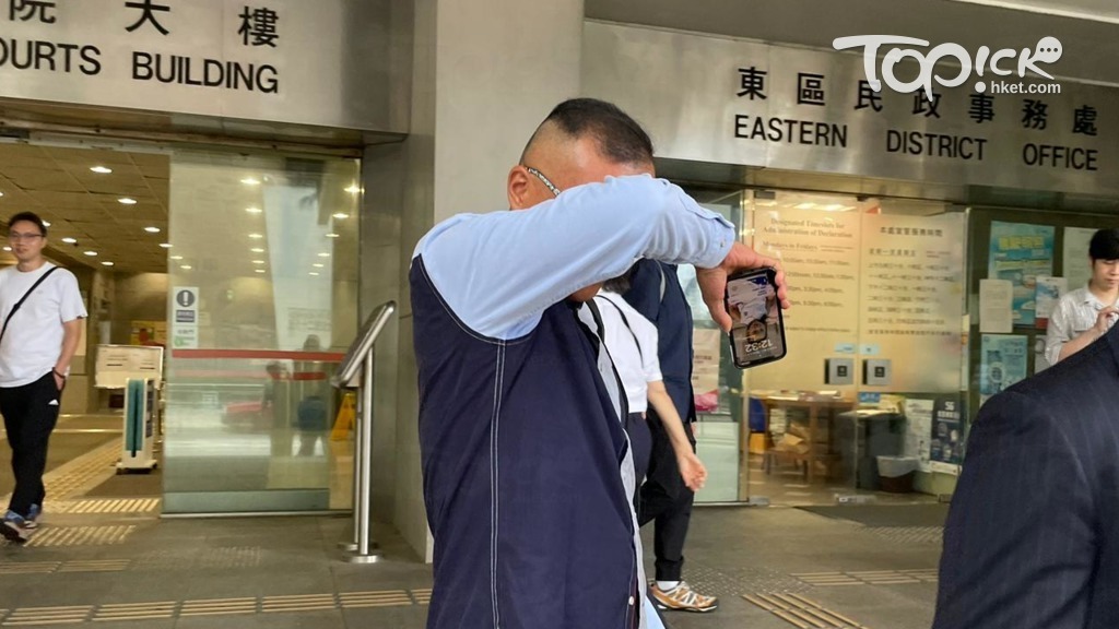 被告馮錦輝（藍衫）（梁錦麟攝）