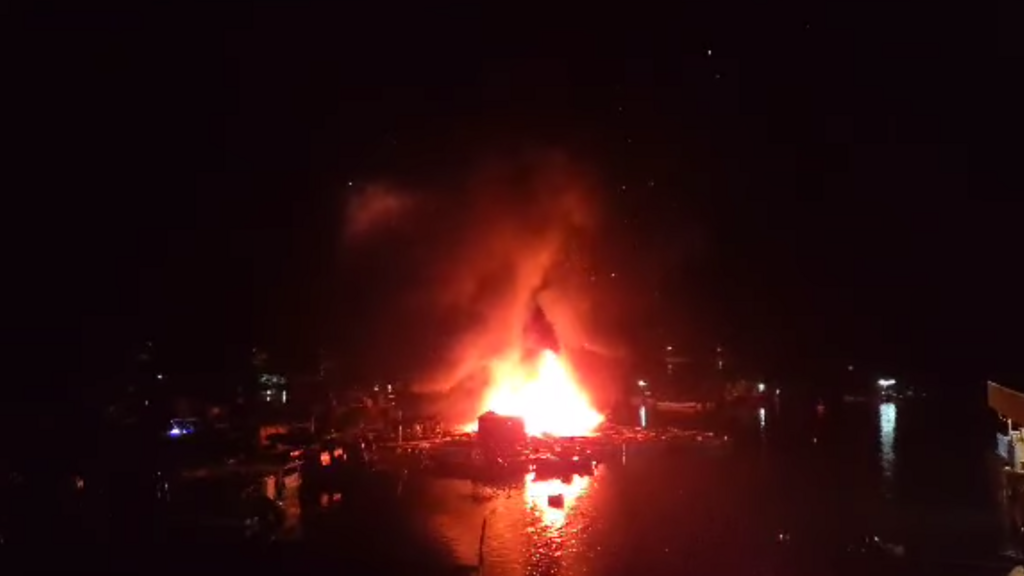 南丫島索罟灣漁排起火。（Facebook 香港突發事故報料區）