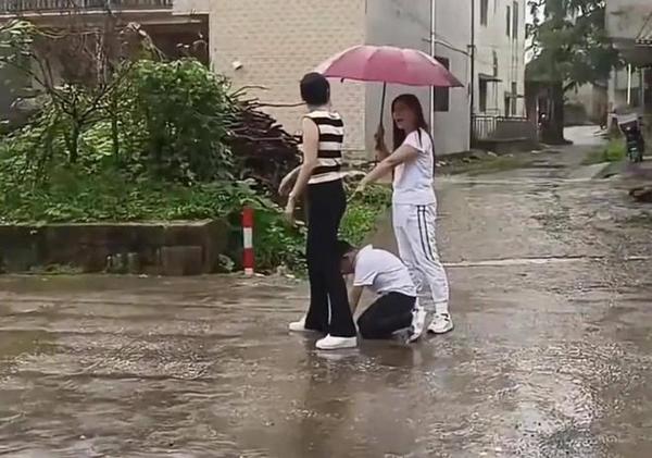 【無情父親】生父拋妻棄子再婚 9歲兒雨中跪地擋婚車求討一份重要文件 5806