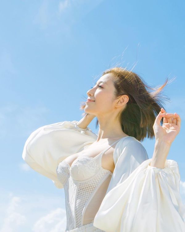 陳自瑤於IG分享內衣照。 (取自instagram)