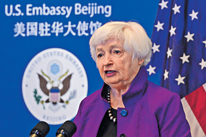 美国财长耶伦（图）专机到达北京时，天空上出现了彩虹。国务院总理李强以此作比，称中美关系经历过风雨后，一定能够见到更多彩虹。（法新社图片）