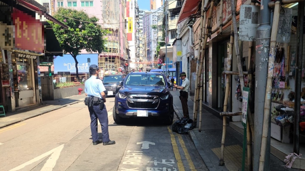 【阻街】警聯食環署油麻地打擊阻街及交通違例 發出18張告票或傳票