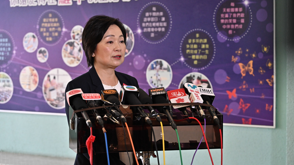 教育局局長蔡若蓮今早（19日）到訪仁濟醫院羅陳楚思中學，勉勵應屆文憑試考生。（政府新聞處圖片）
