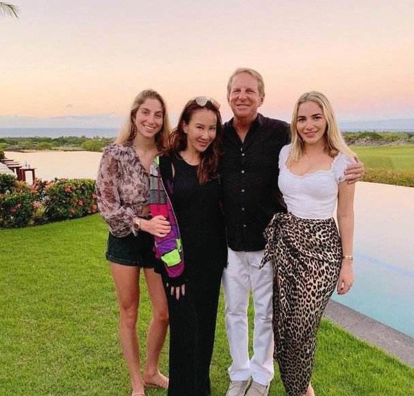 Bruce及兩名繼女在訃聞未有署名