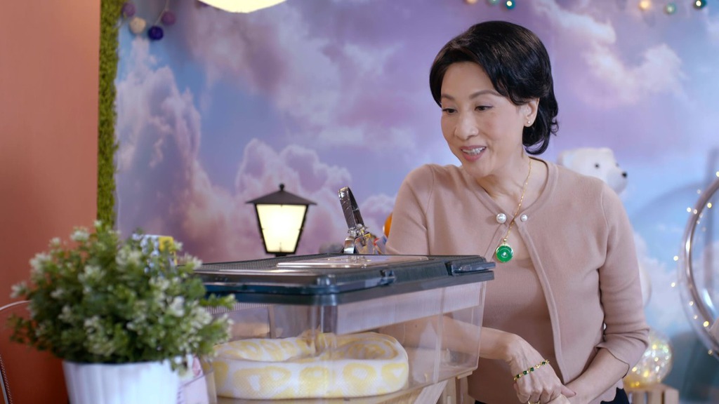 玉紅與寶寶道別。（影片截圖）