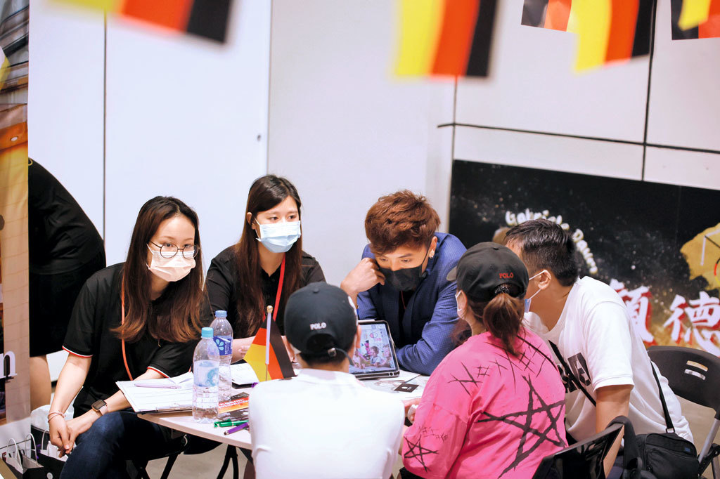 穎德師資及顧問團隊大部分都畢業於外國高等院校及名校，有海外升學經驗，而且主要以年輕人為主。