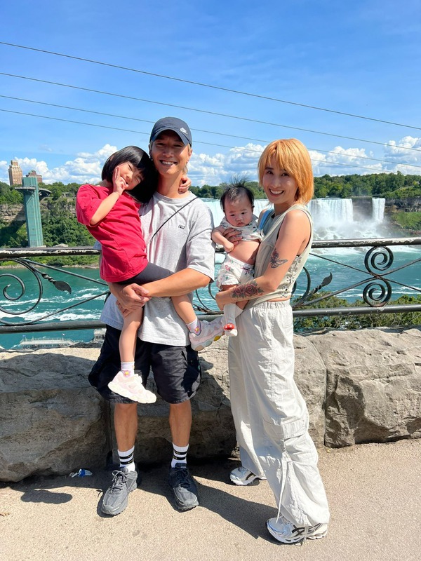 陳柏宇夫婦及兩個女兒。