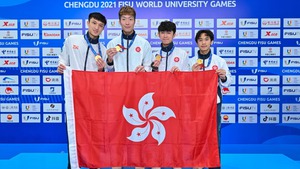 （左起）男子花劍團體金牌得主蔡俊彥、張家朗、吳諾弘及李逸朗。（香港大專體育協會圖片）