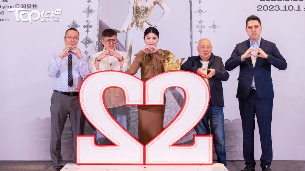 陳慧琳與Cityline Marcus Lam（左一）、小金鹿娛樂Sam（左二）、蕭氏機構蕭先生（右二）及銀河娛樂集團娛樂統籌高級副總裁姜力鐸同啟動《陳慧琳 Season 2 演唱會澳門站》。