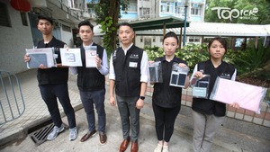 入境處搗假結婚集團拘2男女，訛稱招聘騙取個人資料與非港人假結婚。（曾秋文攝）