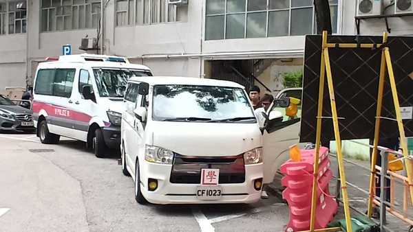 被石屎撃中的客貨車。