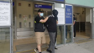非洲抵港男利用書籍藏210萬元懷疑可卡因被捕。