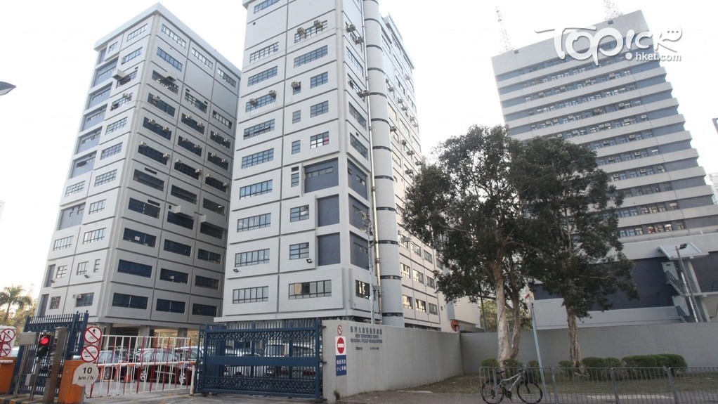 大埔私家車倒車撞毀店鋪玻璃門，司機棄車逃去。（資料圖片）