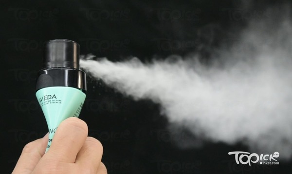 消委會檢視本港市面上21款免沖水洗髮用品樣本，部分用壓縮式噴霧。（曾耀輝攝）