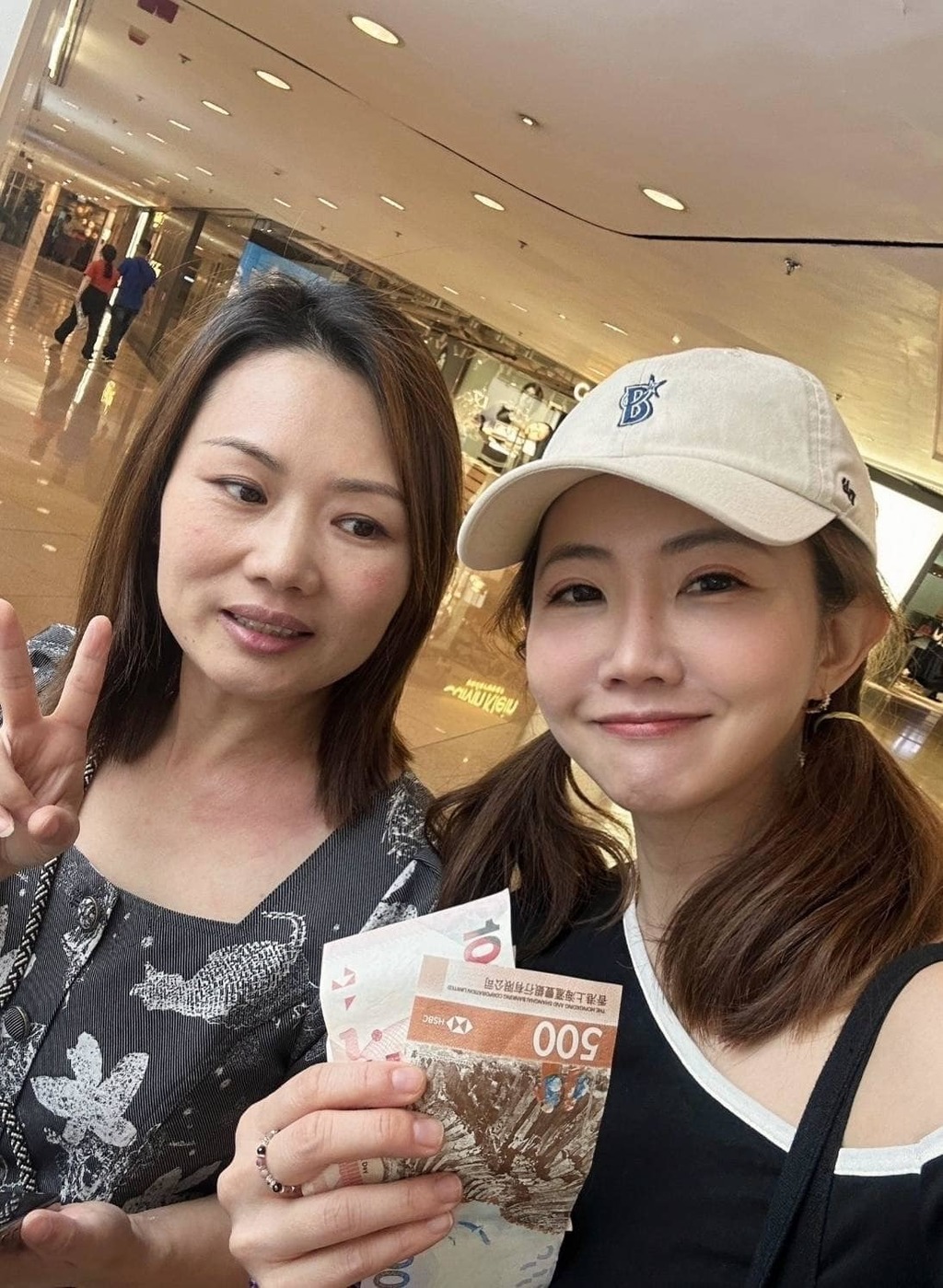 謝忻表示，幸有位來自浙江的好心人（左）出手幫忙。