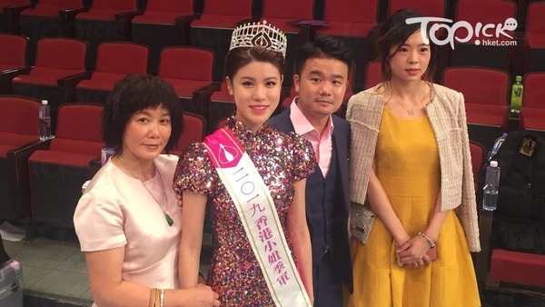 古佩玲媽媽（左一）、兄長（右二）與嫂嫂（右一）在競選當晚到場支持。（梁樂欣 攝）
