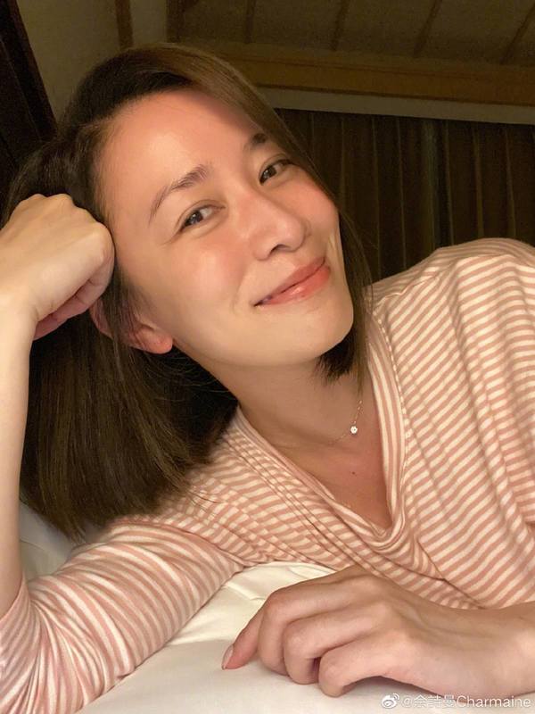 睡前晒素顏照!(取自instagram)