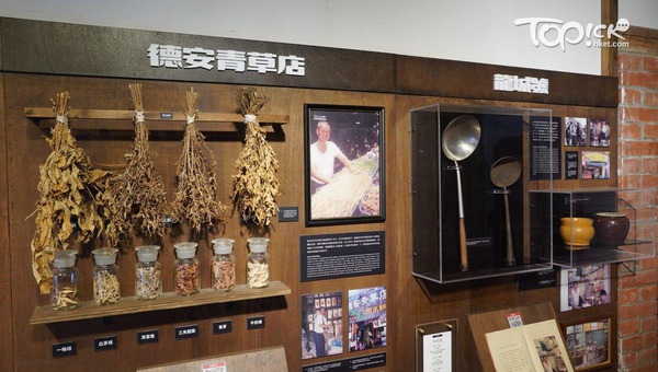 剝皮寮是昔日庶民生活之街巷，店舖亦化身為展覽空間，如著名的青草店，就有使用過的器具和相關介紹。（攝影:馮柏偉）