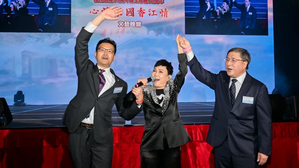 卓永興被推了去和陳潔靈及吳秋北唱了一小段《千個太陽》。(卓永興fb圖片)