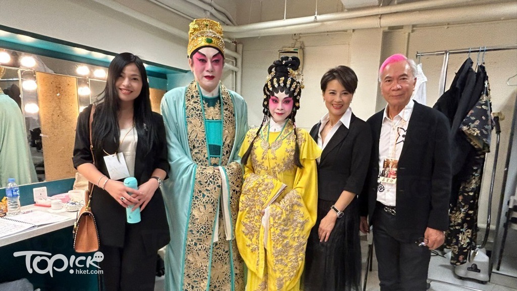 黎燕珊、李龍基及其未婚妻（左一）齊捧陳培甡和鄧有銀場。
