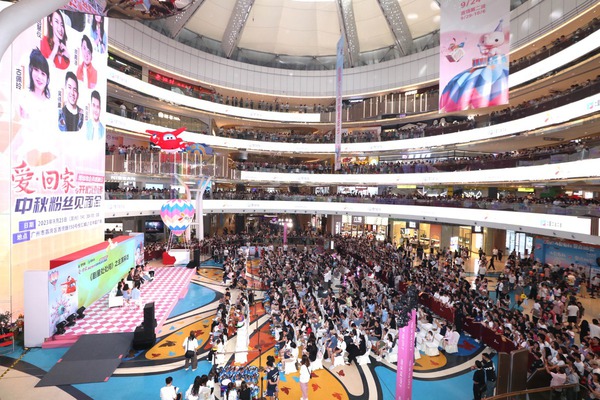《愛•回家之開心速遞》演員首度與內地的粉絲會面，現場氣氛高漲，迫爆商 場。