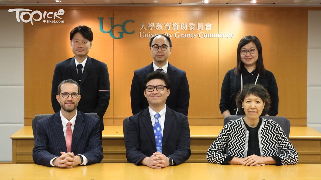 （前排左起）香港大學經濟及工商管理學院教學副教授David L. Bishop、城市大學中文及歷史學系助理教授徐力恆、理工大學醫療及社會科學院護理學院代理學院主任及教授、「在家國際化團隊」代表陳胡安琪。（黃建輝攝）
