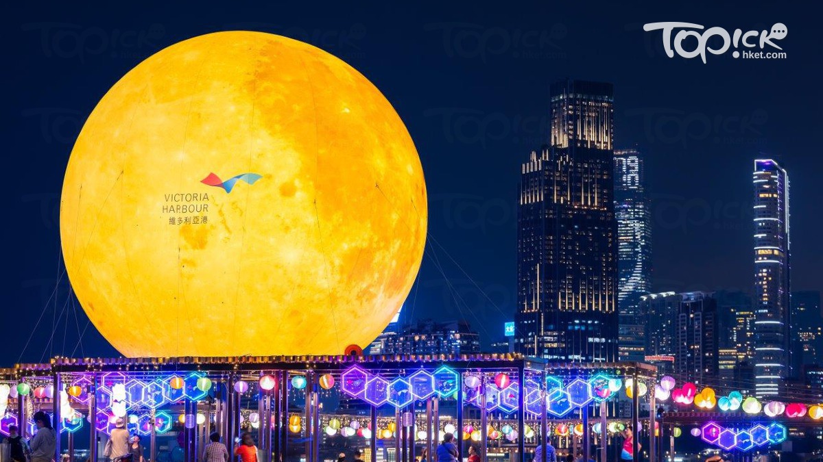 近 8 米高的大型月亮。