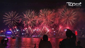 數十萬市民維港兩岸觀賞國慶煙花，李家超表示象徵香港越過難關全面復常。陳靜儀攝