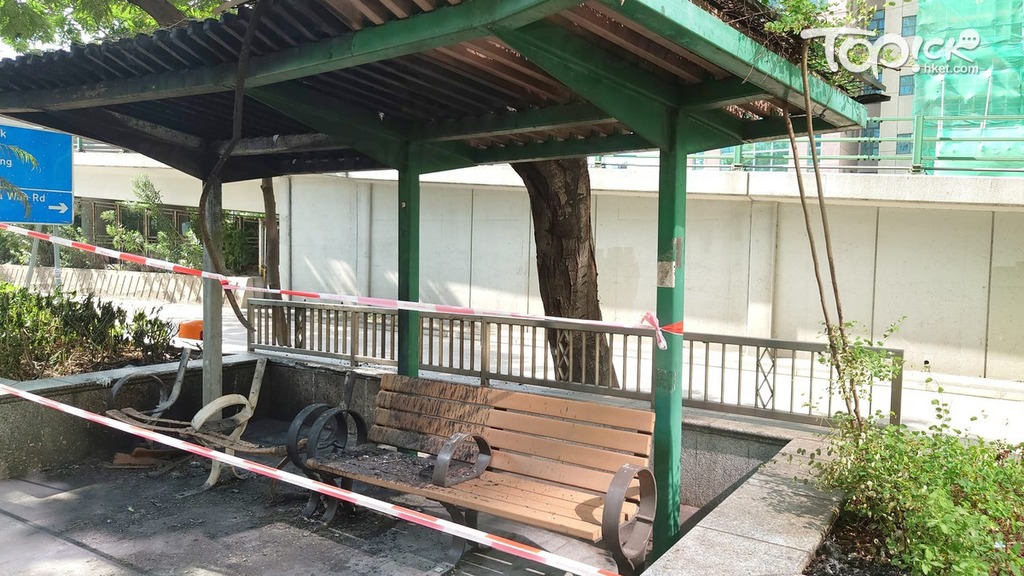 長沙灣公園避雨亭及座椅起火，警列縱火案處理。（黃傑偉攝）