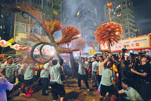刚刚过去的十一黄金周，内地访港游客人次达110万，而香港的文化景点成为内地客趋之若鹜的「打卡地」，包括重办的大坑舞火龙。（资料图片）