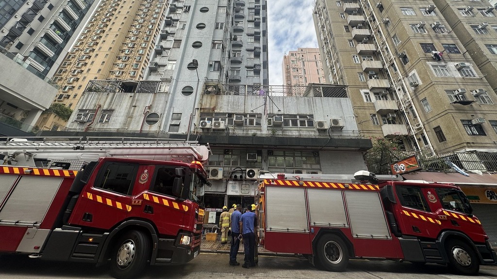 長沙灣洗衣店起火冒煙，消防到場撲救。