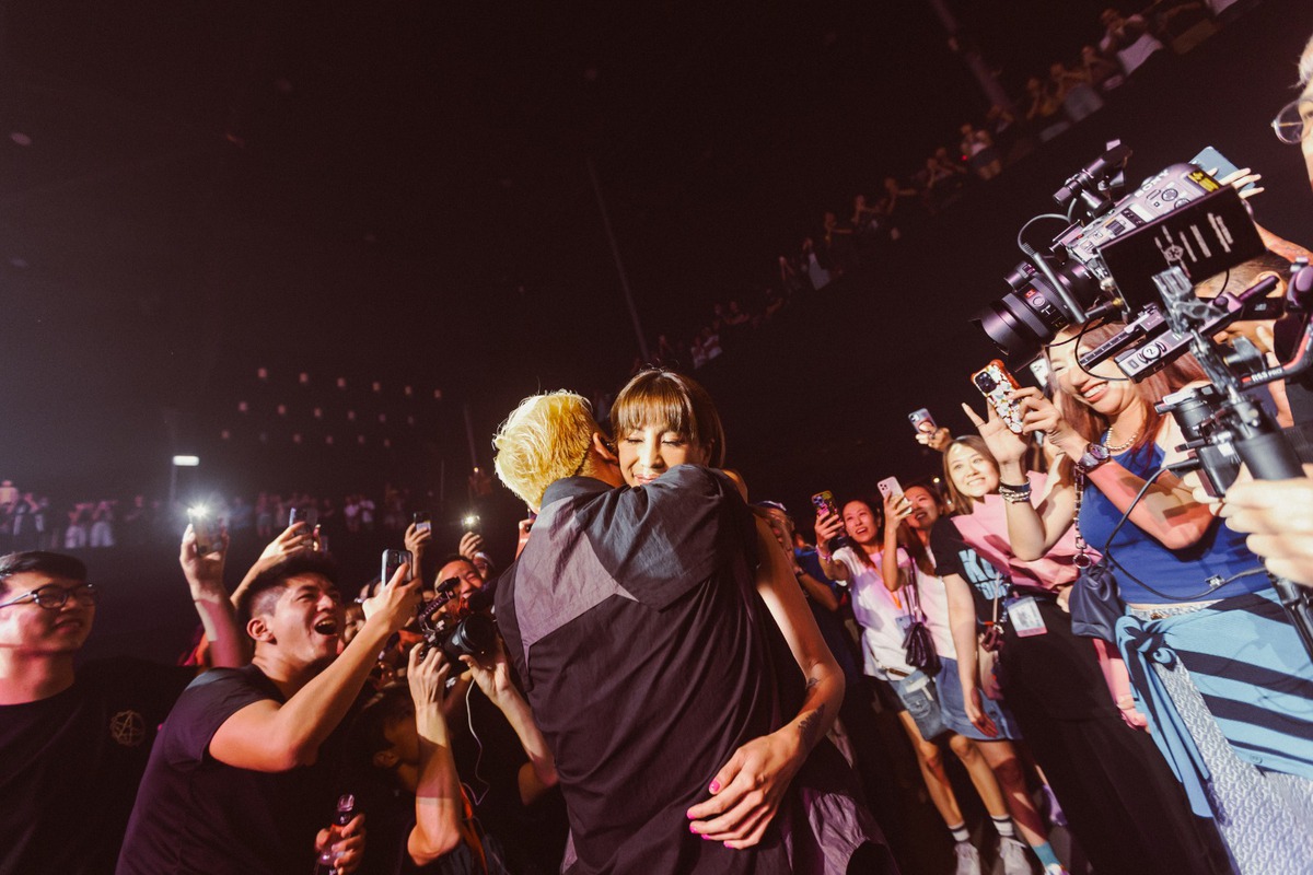 KOLOR演唱會】Bass手阿昇向女友驚喜求婚ToNick任嘉賓組ToNicKOLOR台上Rock爆演出