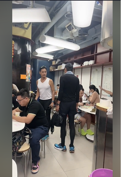 同行有一名男友人。(抖音截圖)