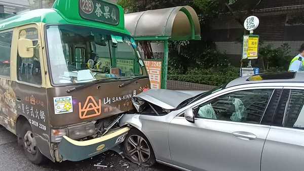 涉事的平治私家車車頭毀壞。(曾秋文攝)