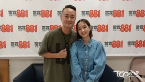 梁雍婷接受《星光背後》主持人梁泰來（左）訪問。