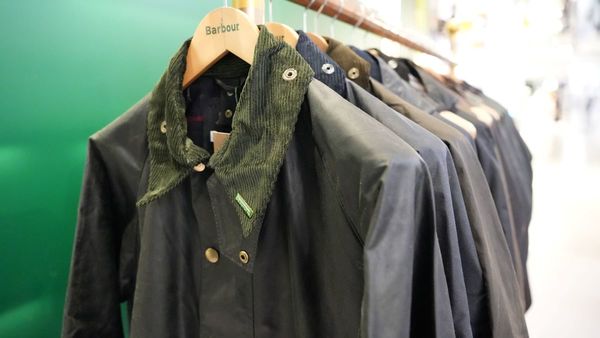 40周年特別版Beaufort Wax Jacket領口上多了一個別針。（圖片品牌提供）
