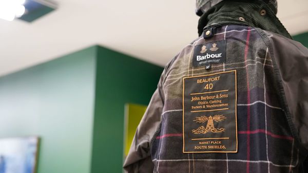 圖中為40周年特別版Beaufort Wax Jacket，在內裡有著大型標籤以示玄門正宗。（$3,200 - $3,500/圖片品牌提供）