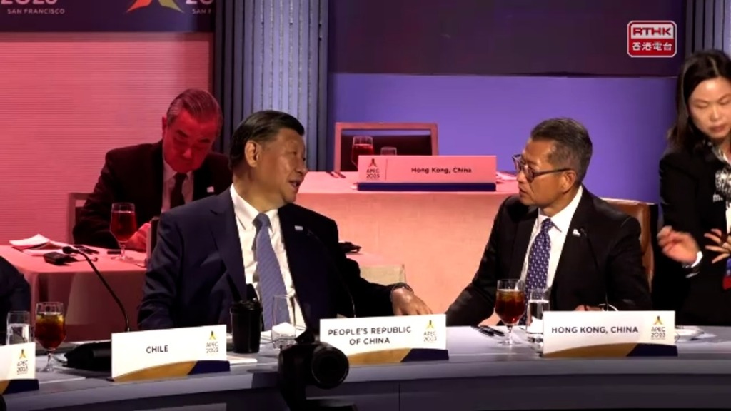 習近平主動與鄰座陳茂波交談。（港台短片截圖）