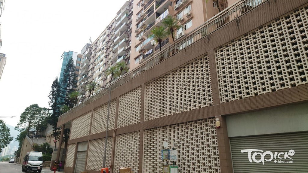 跑馬地有單位住戶報案，疑遭賊人爆竊。（黃傑偉攝）