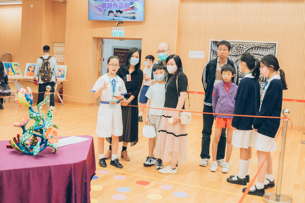 佛康舉辦名畫展，由小學生擔任導賞員，和參觀人士講解每幅作品的故事和意義。(有關機構提供)