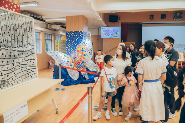 佛康舉辦名畫展，由小學生擔任導賞員，和參觀人士講解每幅作品的故事和意義。(有關機構提供)