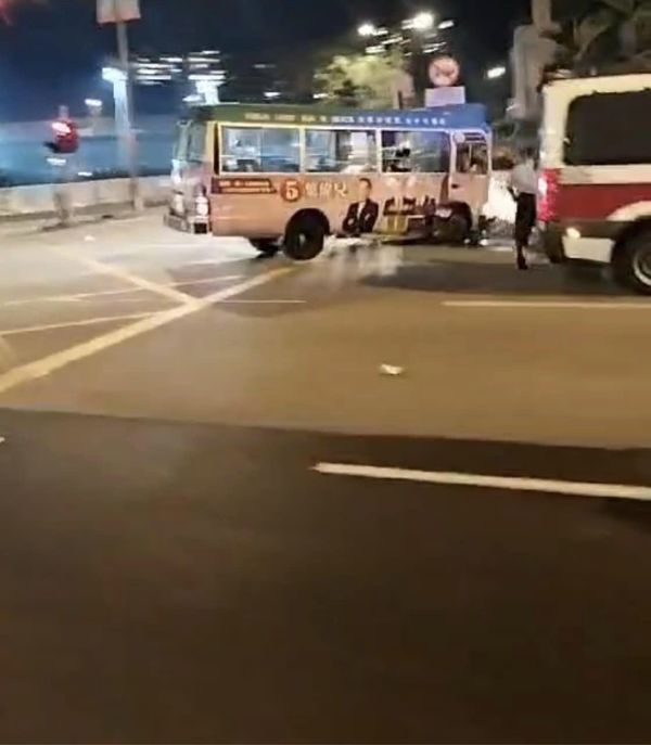 大埔廣福道一輛小巴失控撞壆,七旬司機搶救不治。(網上圖片)