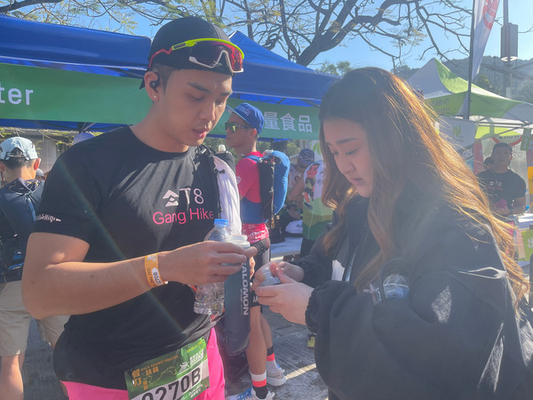 「Alvin嫂」Shirley一早幫老公在北潭涌出發點打點一切,之後又旋即到補給點準備食物,給予老公及團隊大力支持。(大會提供)