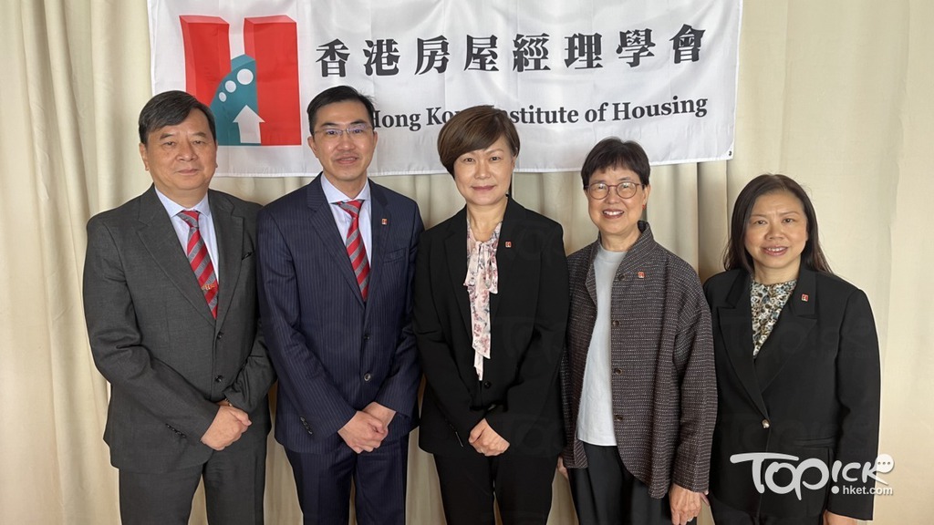物管業團體「香港房屋經理學會」見記者，圖中是會長鄭玉琴。