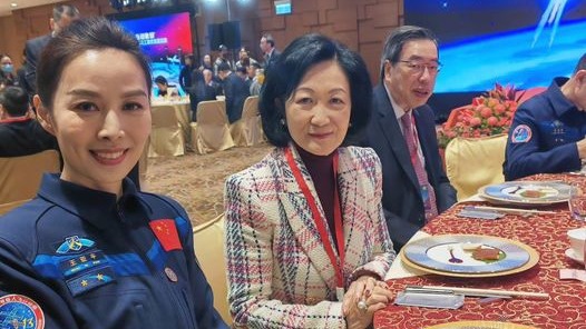 王亞平與葉劉淑儀。（葉劉淑儀fb圖片）