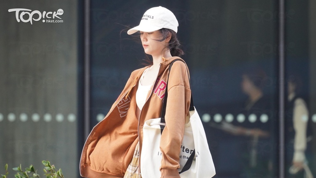 季候風及雨帶抵港，早上氣溫低見14度日溫差達11度。(林宇翔攝)