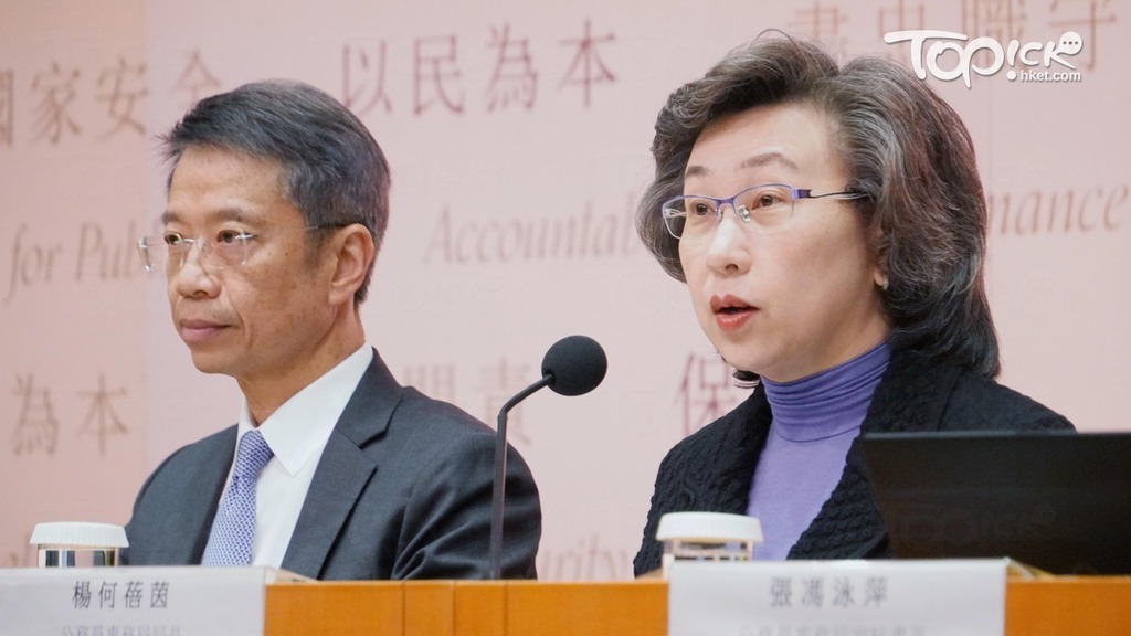 公務員事務局局長楊何蓓茵（右）。（林宇翔攝）